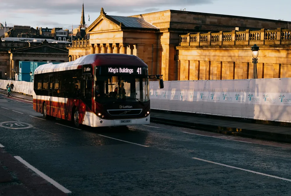 cheapest way from Edinburgh Airport to the city center