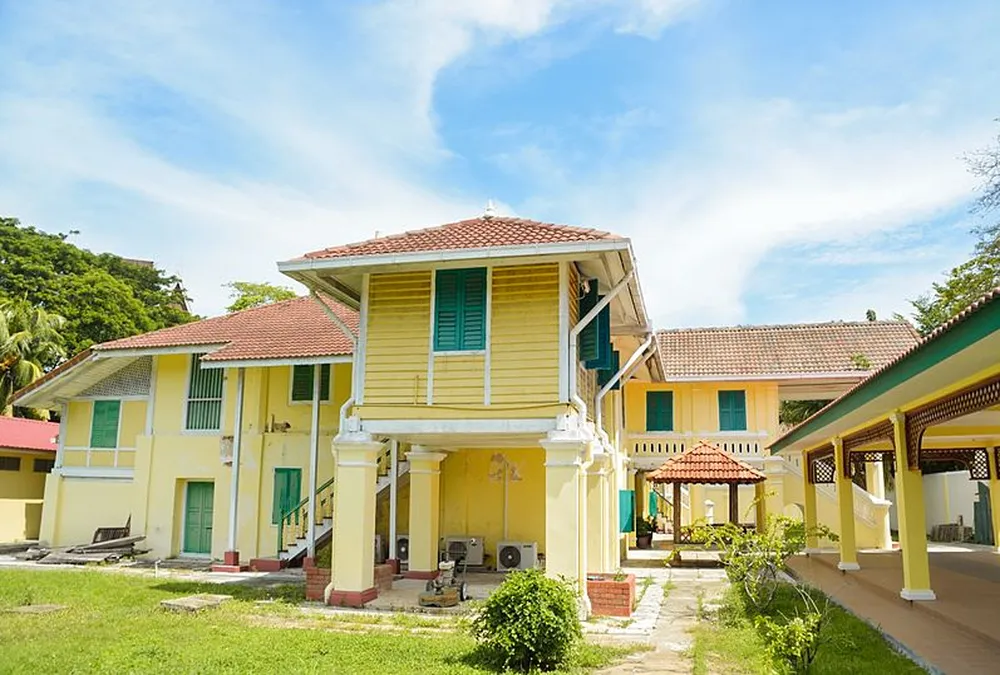 9 Pilihan Tempat Wisata Alor Setar yang Wajib Dikunjungi 11 Istana Kuning