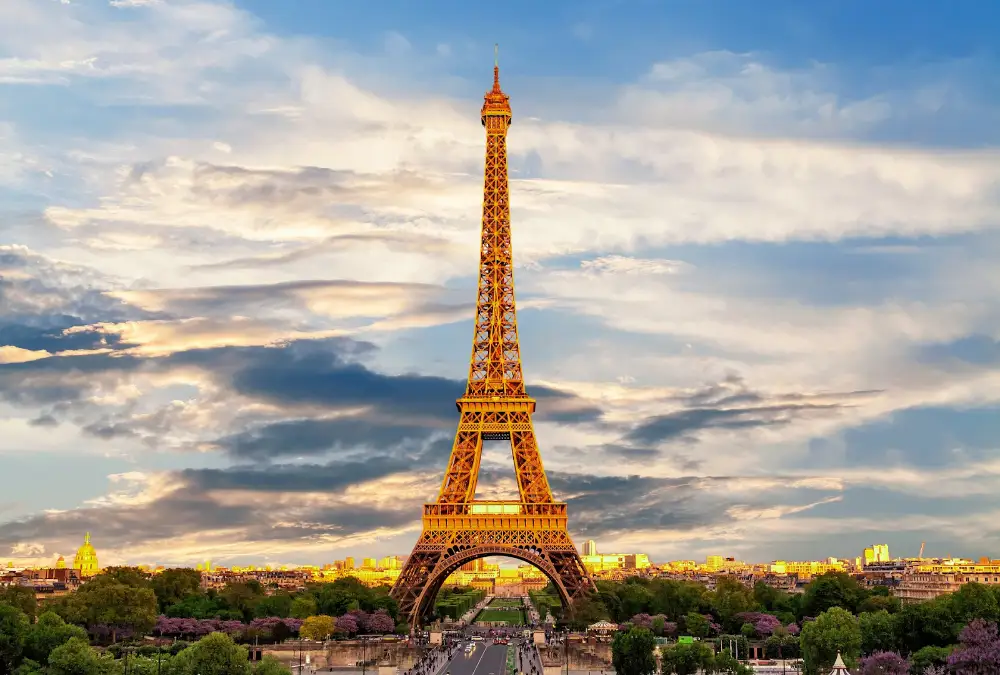 5 Best Things to Do in Paris You Must Not Skip 3 Visit Eiffel Tower // Best things to do in Paris